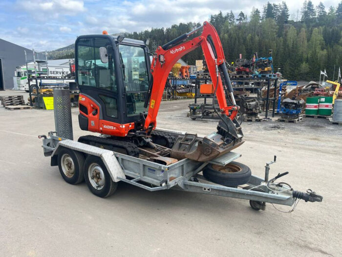 B1-700x525-1 Kubota KX 019-4 + 3 Godets + Remorque – Image 1