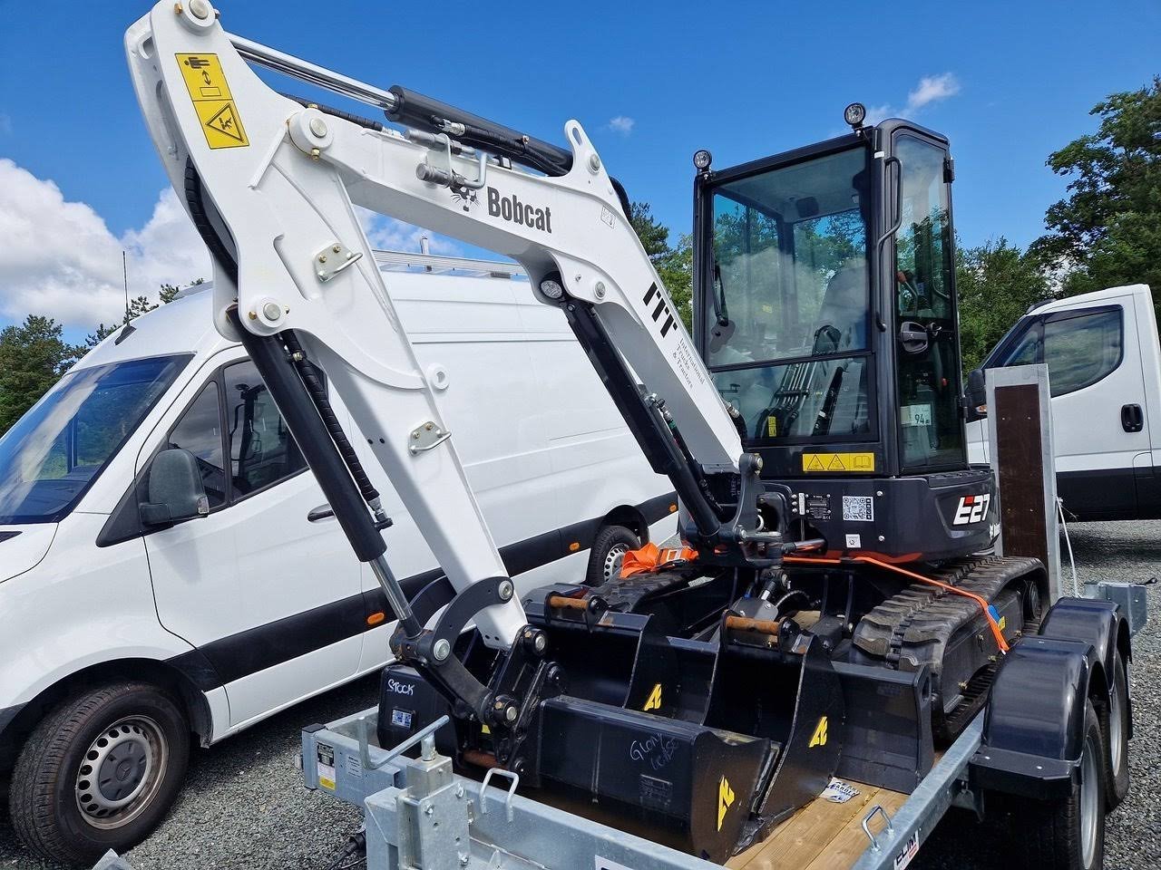 Bobcat-E27Z-2023-2.7T-Remorque-3-Godets-Marteau-BRH-Hydraulique-–-occasion2 Bobcat E27Z + Remorque + 3 Godets + Marteau BRH Hydraulique – Image 1