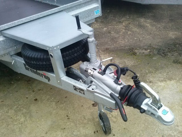 Porte-engin-brenderup-35-t-562m-–-2-essieux3.jpeg Remorque porte-engin 3500 kg – Double essieu – Plateau 365 × 180 cm – Image 1