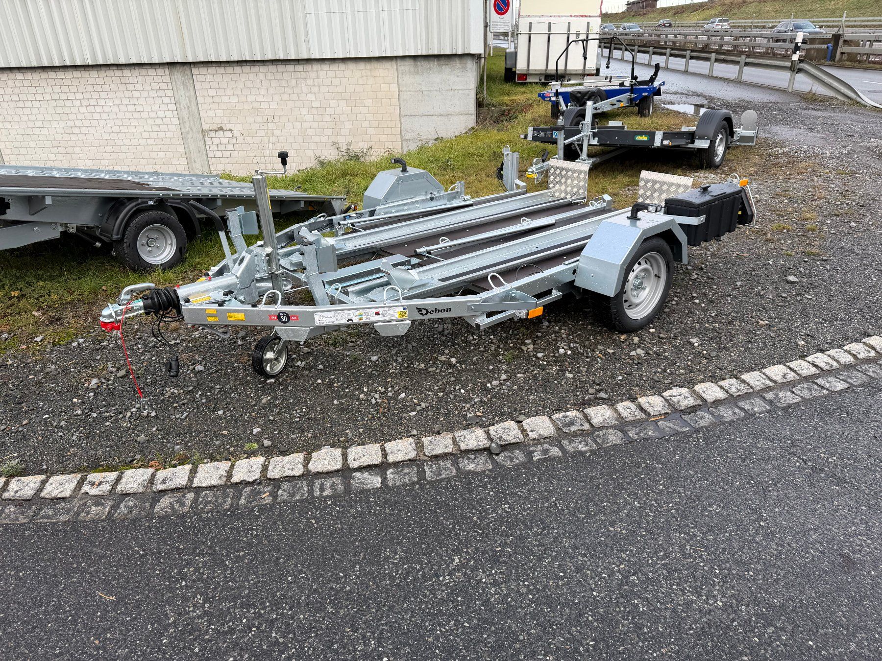 meister-nfz-motorradtrailer-kippbar-1300er-neu-2-motorrader (1) Remorque basculante Meister-NFZ modèle 1300, 2 motos – Neuve – Image 1