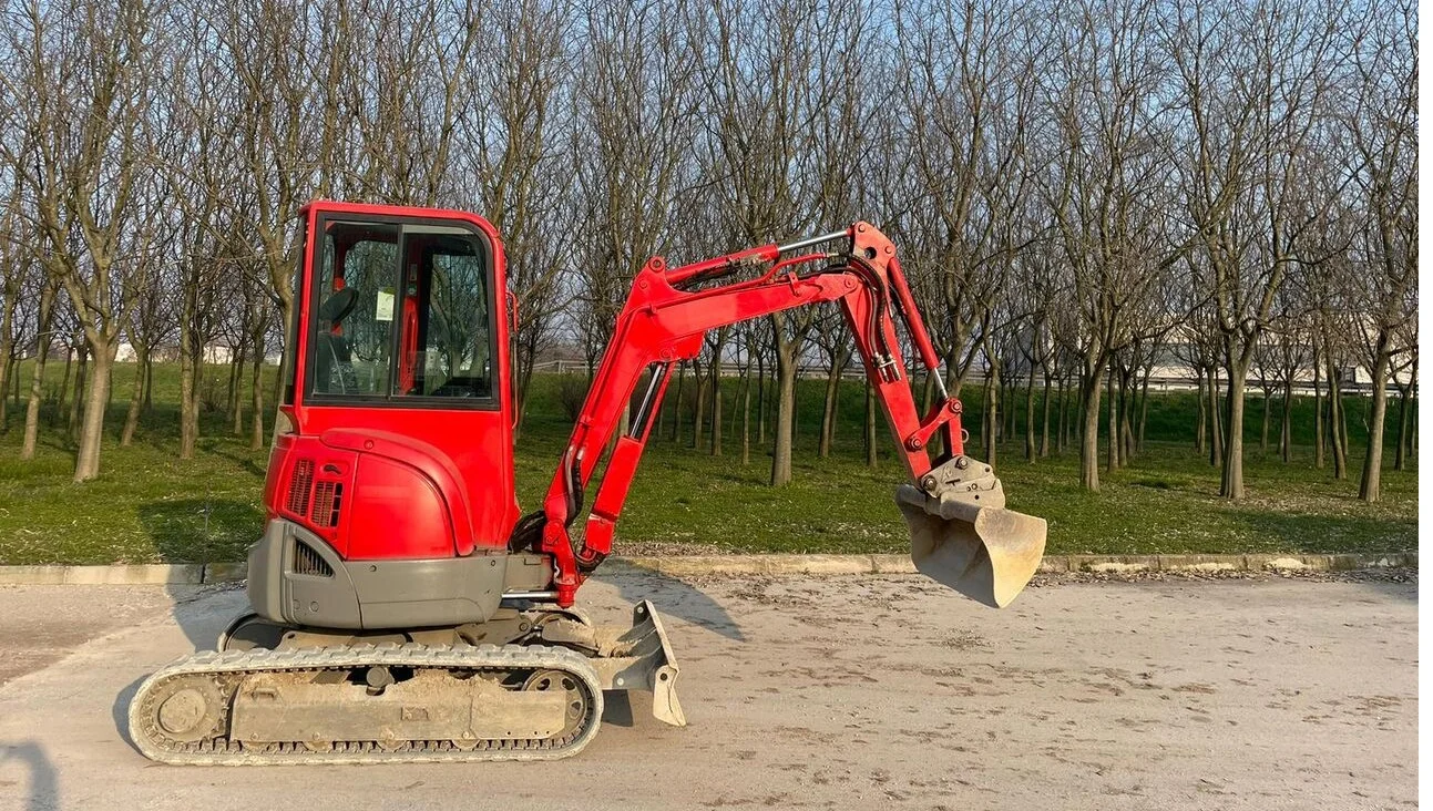 YANMAR vio25, 2,85T, 2012 + 3 GODETS