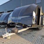 Camion de course BJT Race Transporter 7 397-6023-35-3-10-B 600 x 228 x 189 cm, noir, jantes alliage, tridem, 3500 kg